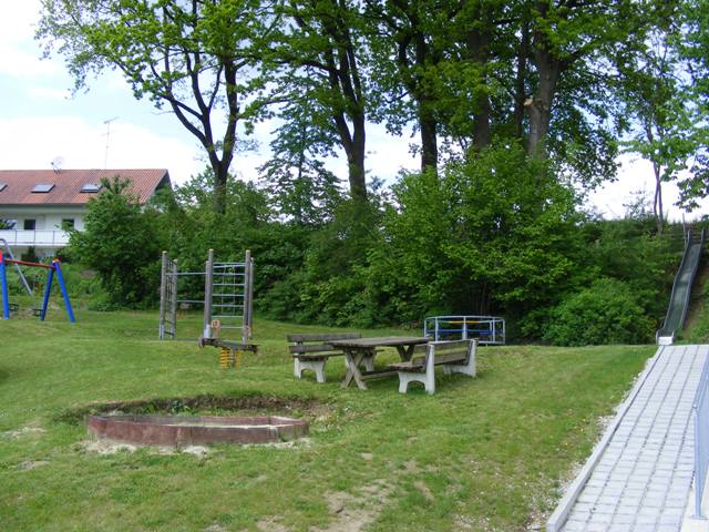 Kinderspielplatz Unterumbach, Reiserer Straße beim Gemeinschafts- und Feuerwehrhaus